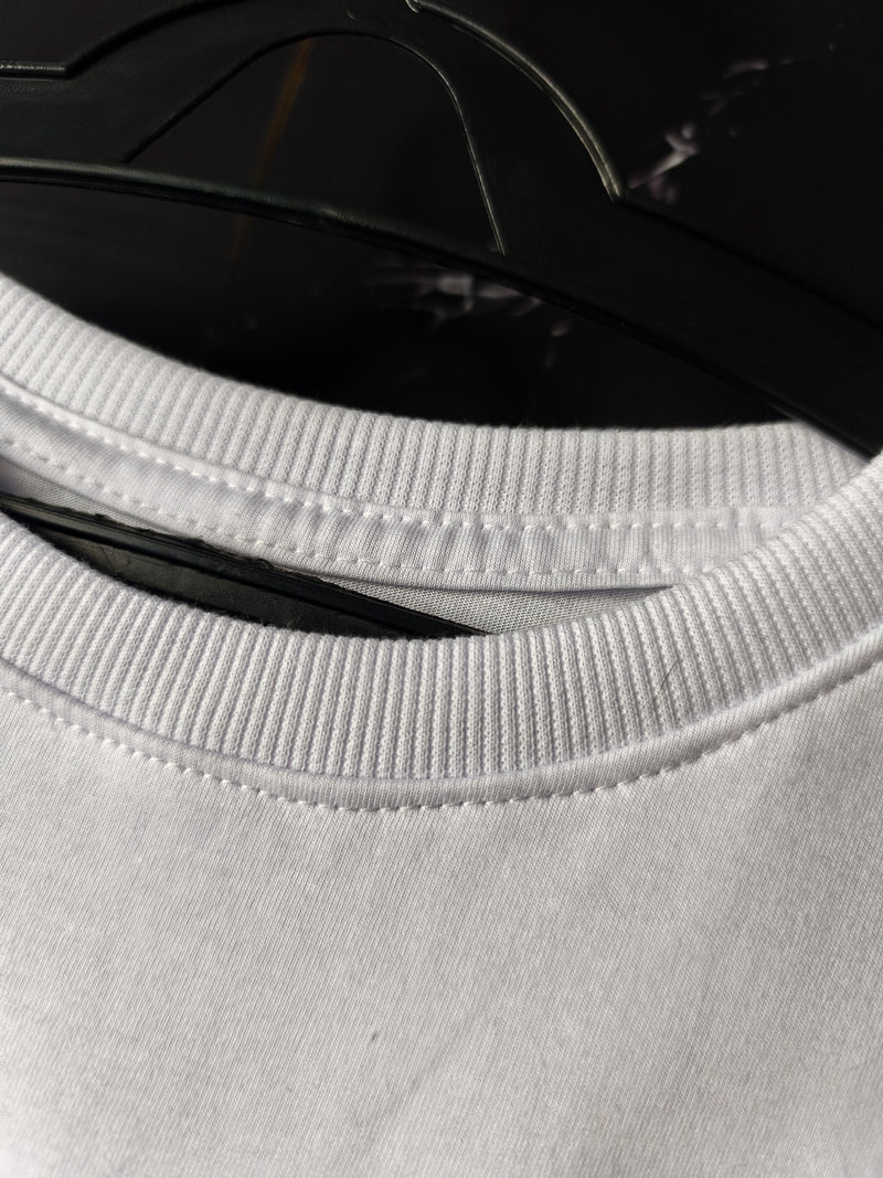 Camiseta Detalhada no Peito - Branca